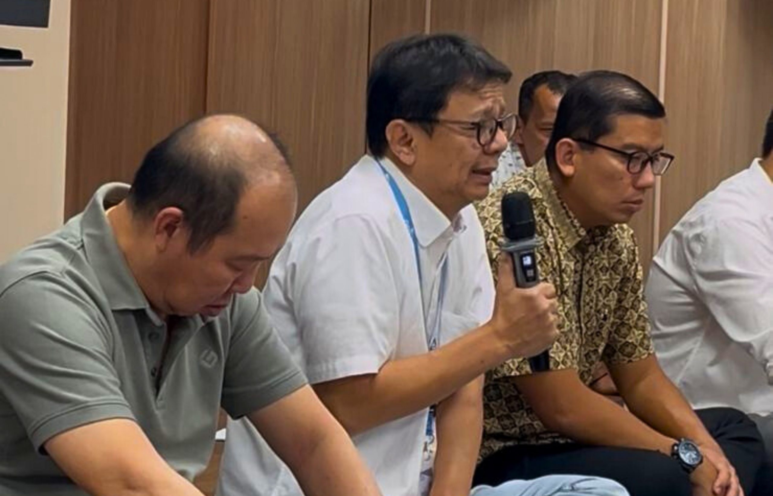 Momen keseruan tukar kado dan games