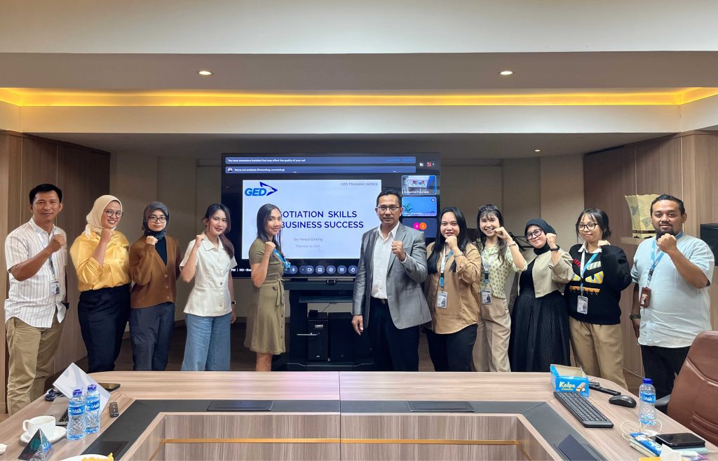 Foto bersama di akhir sesi training.