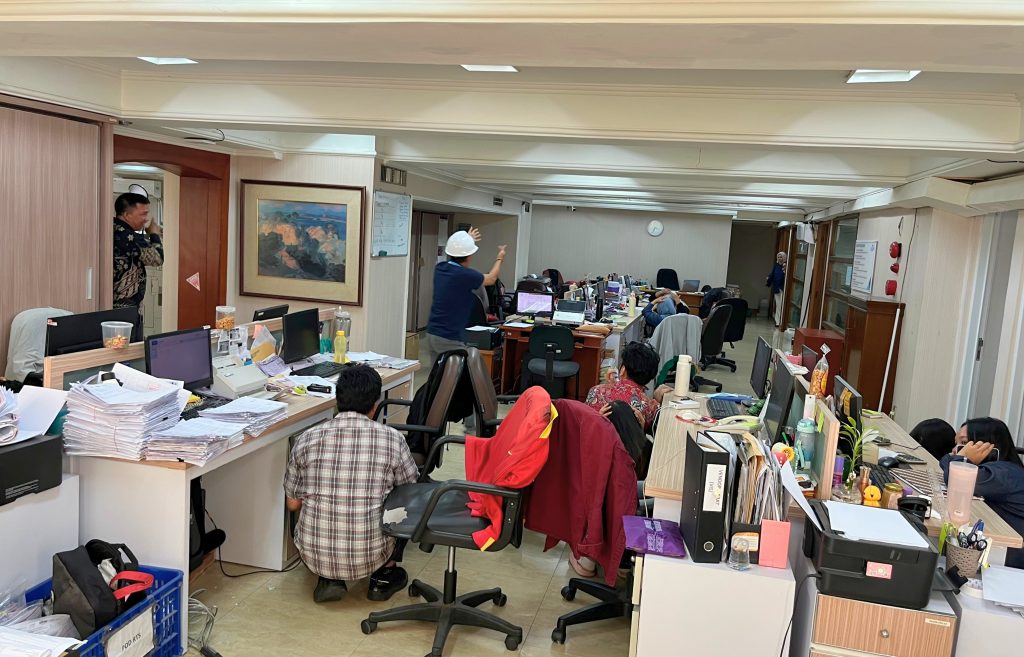 Karyawan mempraktikkan prosedur Drop Cover Hold On saat simulasi gempa bumi di kantor GED.