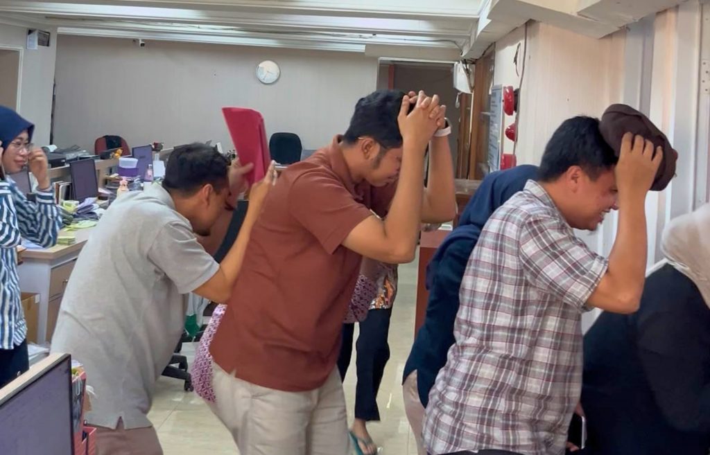 Proses evakuasi karyawan kantor berjalan tertib menuju titik kumpul aman gedung GED.