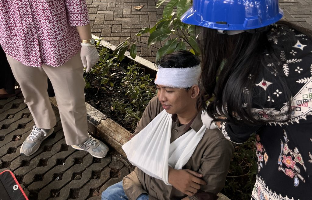 Tim P3K memberikan pertolongan pertama pada korban cedera saat simulasi tanggap darurat GED.