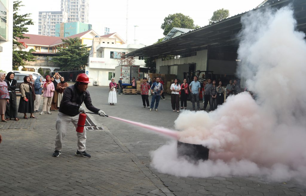 Pelatihan penggunaan APAR pada simulasi kebakaran warehouse PT GED Lintas Indonesia.