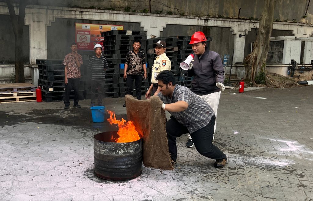 Simulasi pemadaman kebakaran dengan karung basah oleh karyawan PT GED Lintas Indonesia.