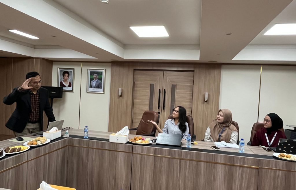 Diskusi Pemahaman Kebutuhan Klien Sales Logistik GED. Sesi tanya jawab interaktif pelatihan sales logistik PT GED Lintas Indonesia tentang pemahaman kebutuhan klien B2B dan B2G.