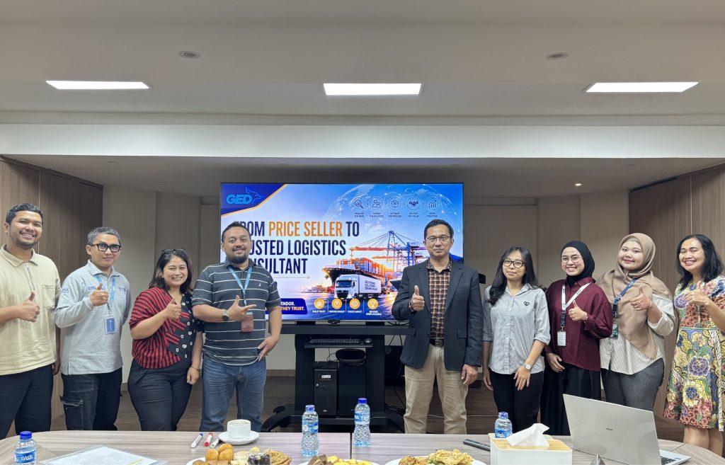 Foto bersama peserta pelatihan From Price Seller to Trusted Logistics Consultant