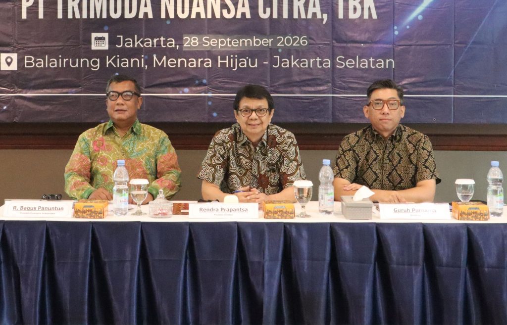 Jajaran direksi PT Trimuda Nuansa Citra Tbk R. Bagus Panuntun, Rendra Prapantsa, dan Guruh Purnama saat memimpin RUPSLB.