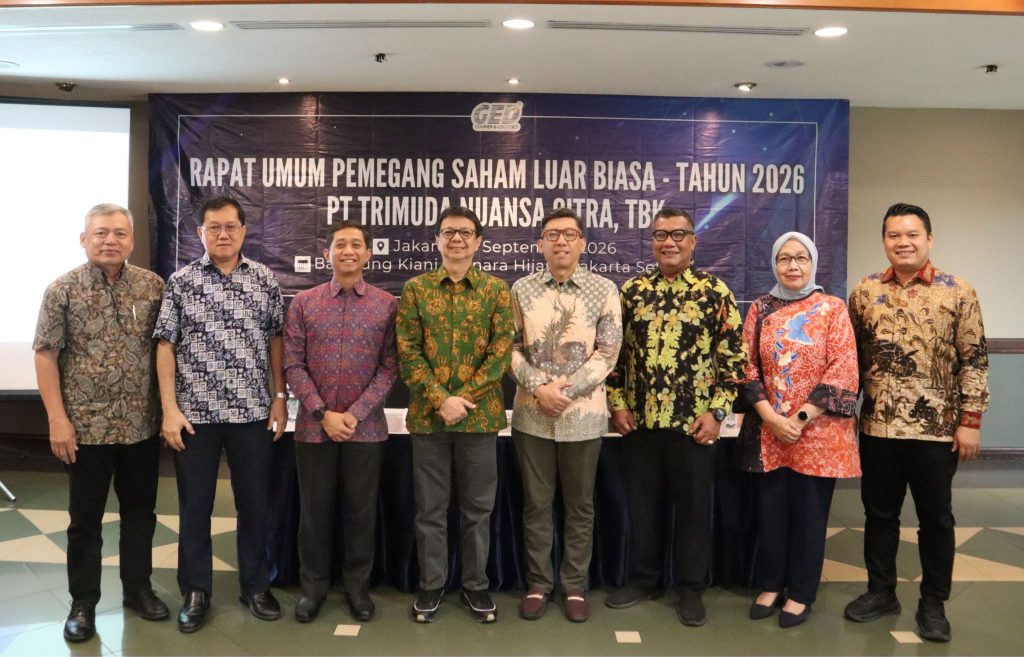 Foto bersama jajaran direksi dan komisaris PT Trimuda Nuansa Citra Tbk seusai RUPSLB 2026.