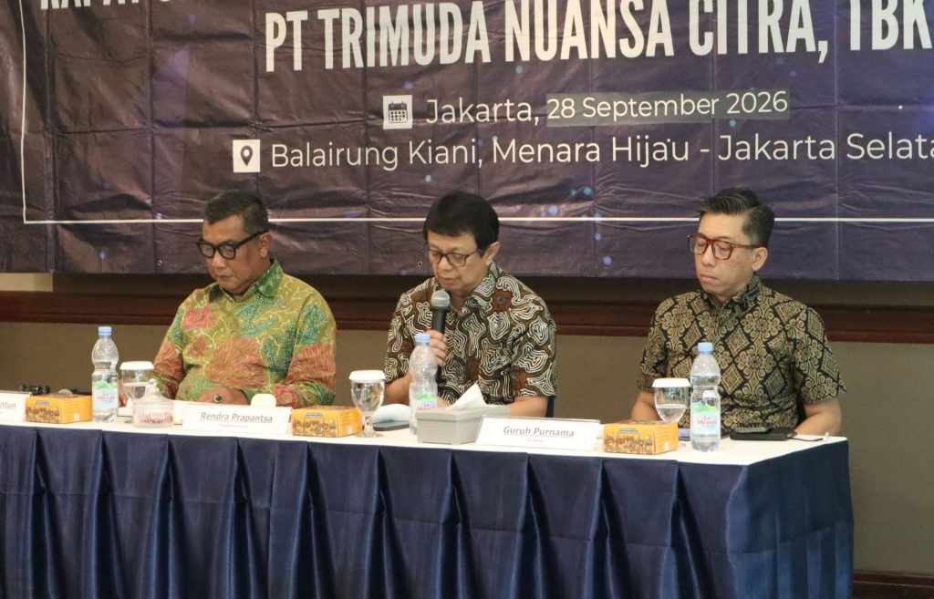 Jajaran direksi dan dewan komisaris PT Trimuda Nuansa Citra Tbk memimpin rapat RUPSLB.