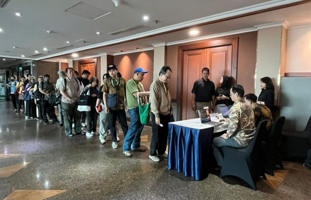 Antrean peserta saat melakukan proses registrasi di meja pendaftaran acara RUPSLB.